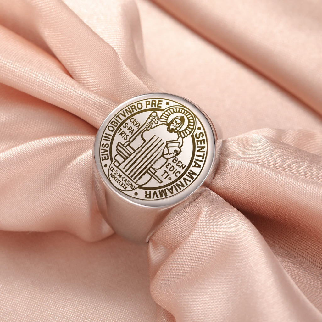 Anillo de Acero con Medalla de Exorcismo de San Benito Grabada Estilo Retro Pop