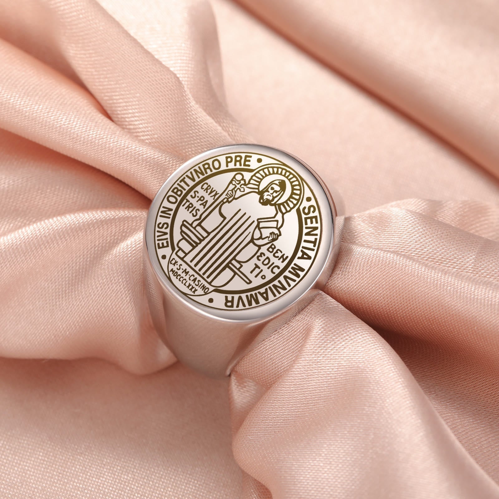 Anillo de Acero con Medalla de Exorcismo de San Benito Grabada Estilo Retro Pop