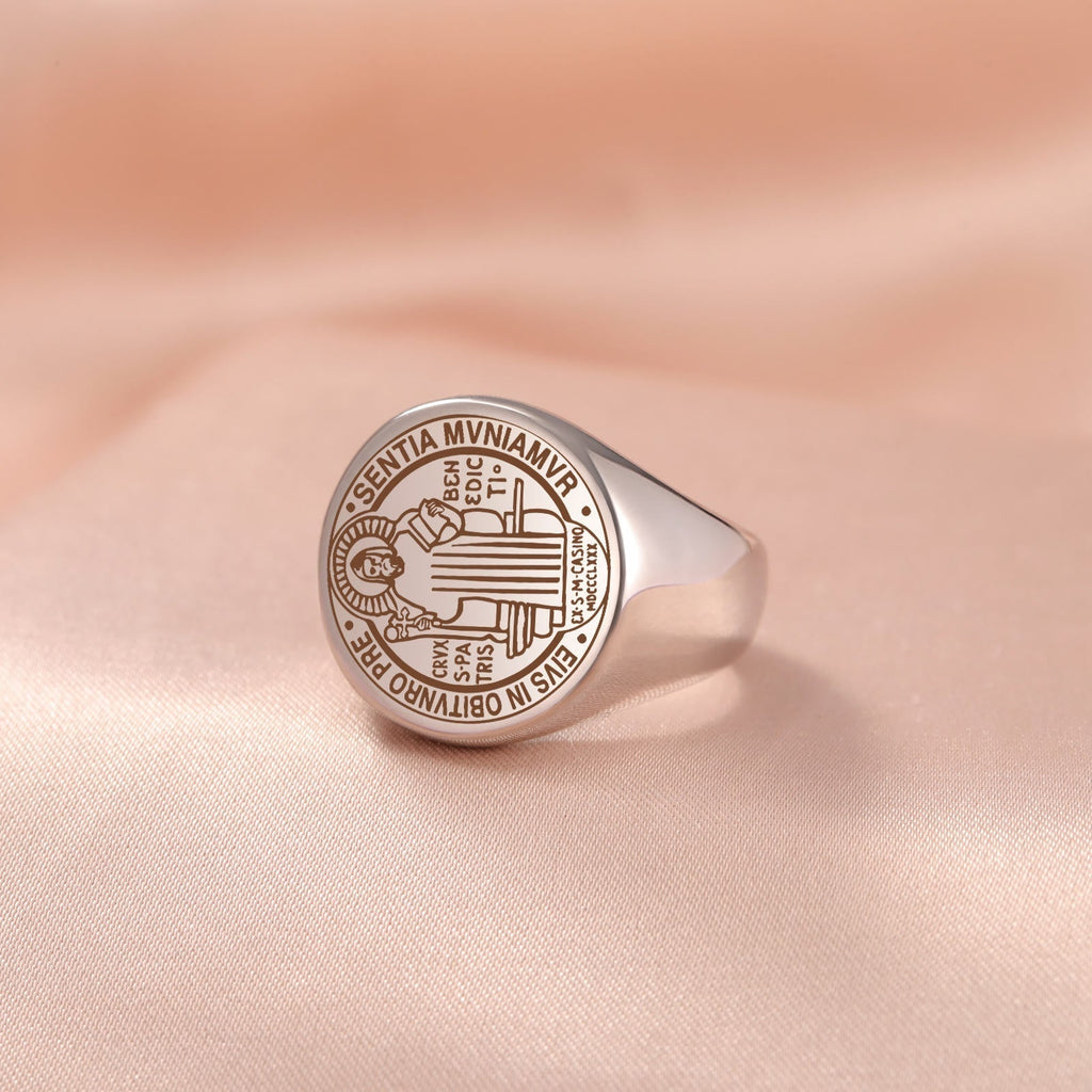 Anillo de Acero con Medalla de Exorcismo de San Benito Grabada Estilo Retro Pop