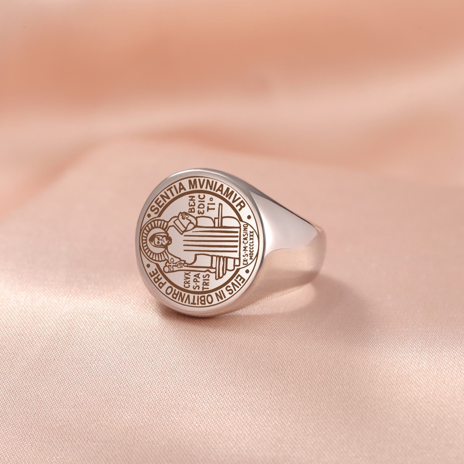 Anillo de Acero con Medalla de Exorcismo de San Benito Grabada Estilo Retro Pop