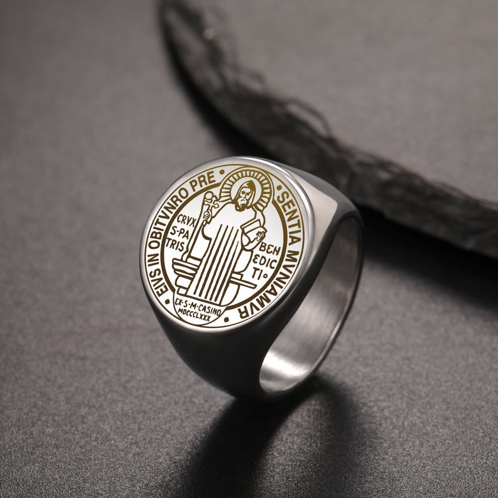 Anillo de Acero con Medalla de Exorcismo de San Benito Grabada Estilo Retro Pop
