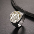 Anillo de Acero con Medalla de Exorcismo de San Benito Grabada Estilo Retro Pop