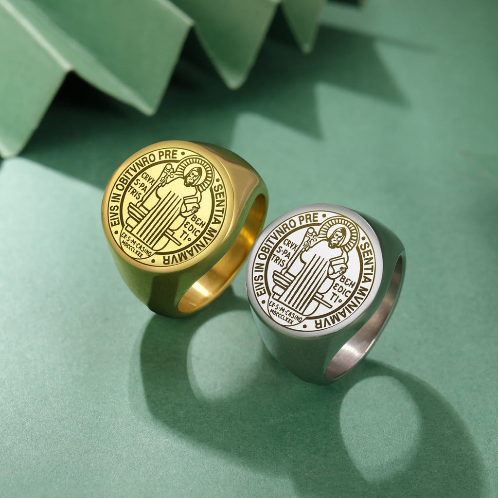 Anillo de Acero con Medalla de Exorcismo de San Benito Grabada Estilo Retro Pop