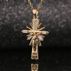 Collar con Dije Crucifijo con Diamantes Estilo Lujo Ligero