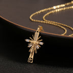 Collar con Dije Crucifijo con Diamantes Estilo Lujo Ligero