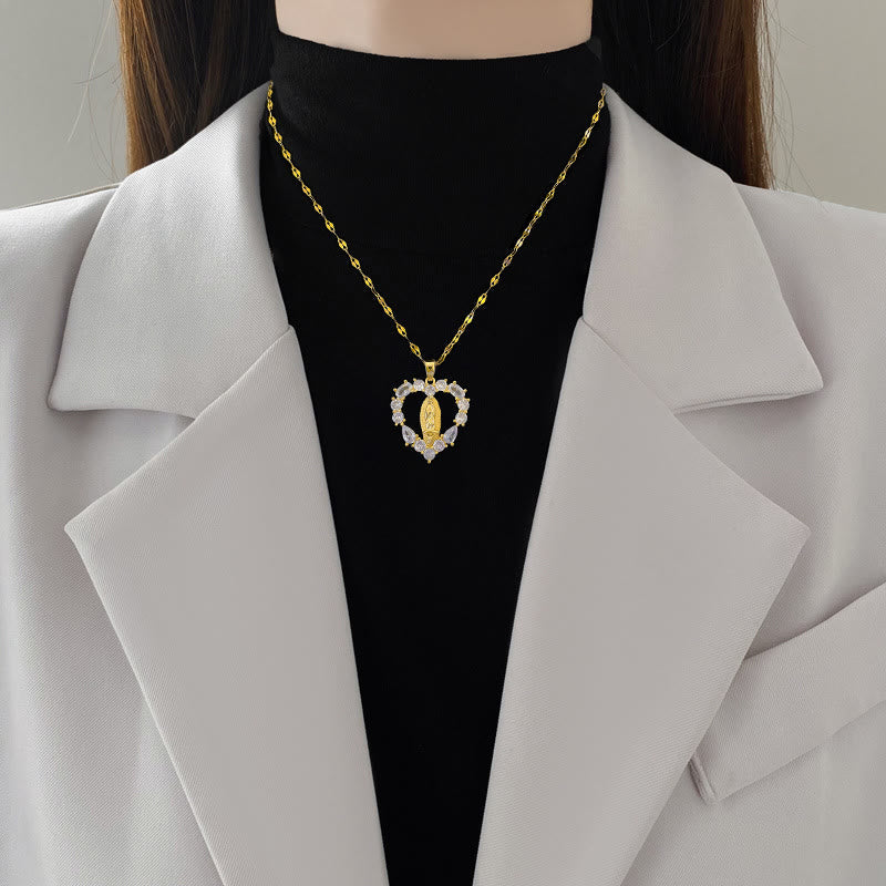Collar con Dije de la Virgen de Guadalupe en Forma de Corazón con Gemas Estilo Lujo