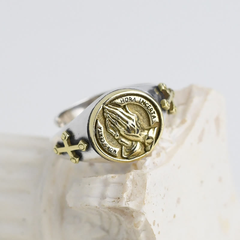 Anillo de Titanio de Manos Orando Estilo Clásico
