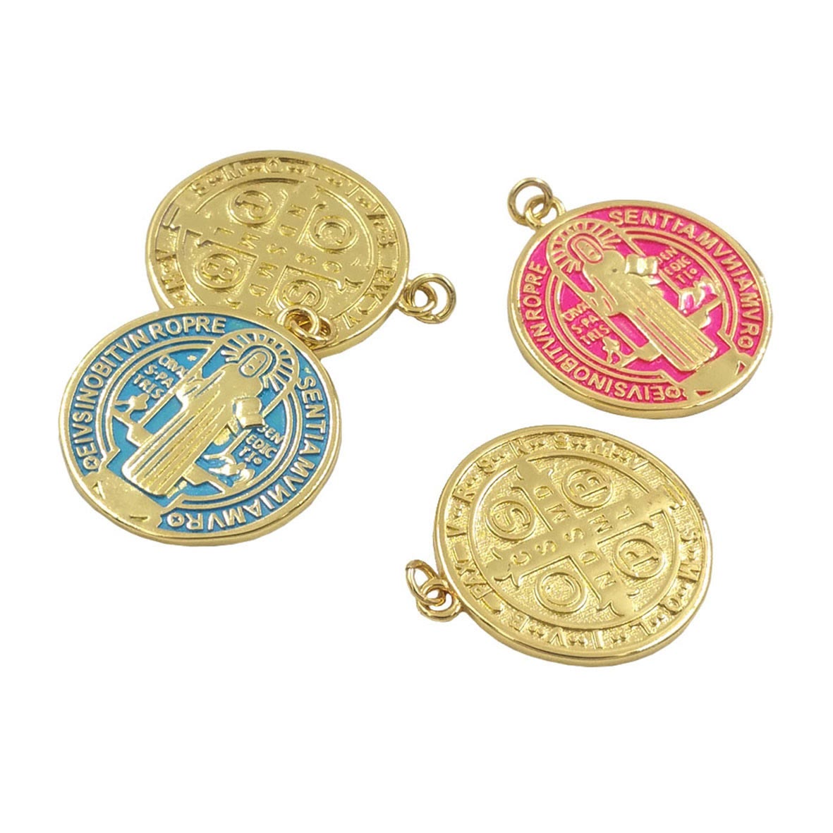 Collar con Dije de San Benito en Latón Bañado en Oro Estilo Refinado