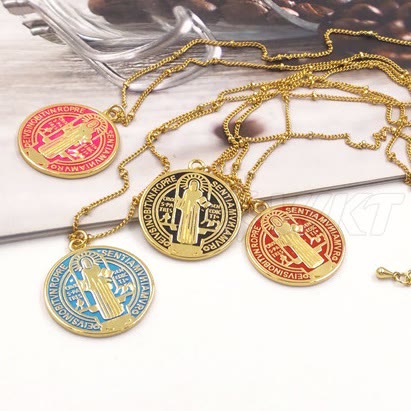 Collar con Dije de San Benito en Latón Bañado en Oro Estilo Refinado