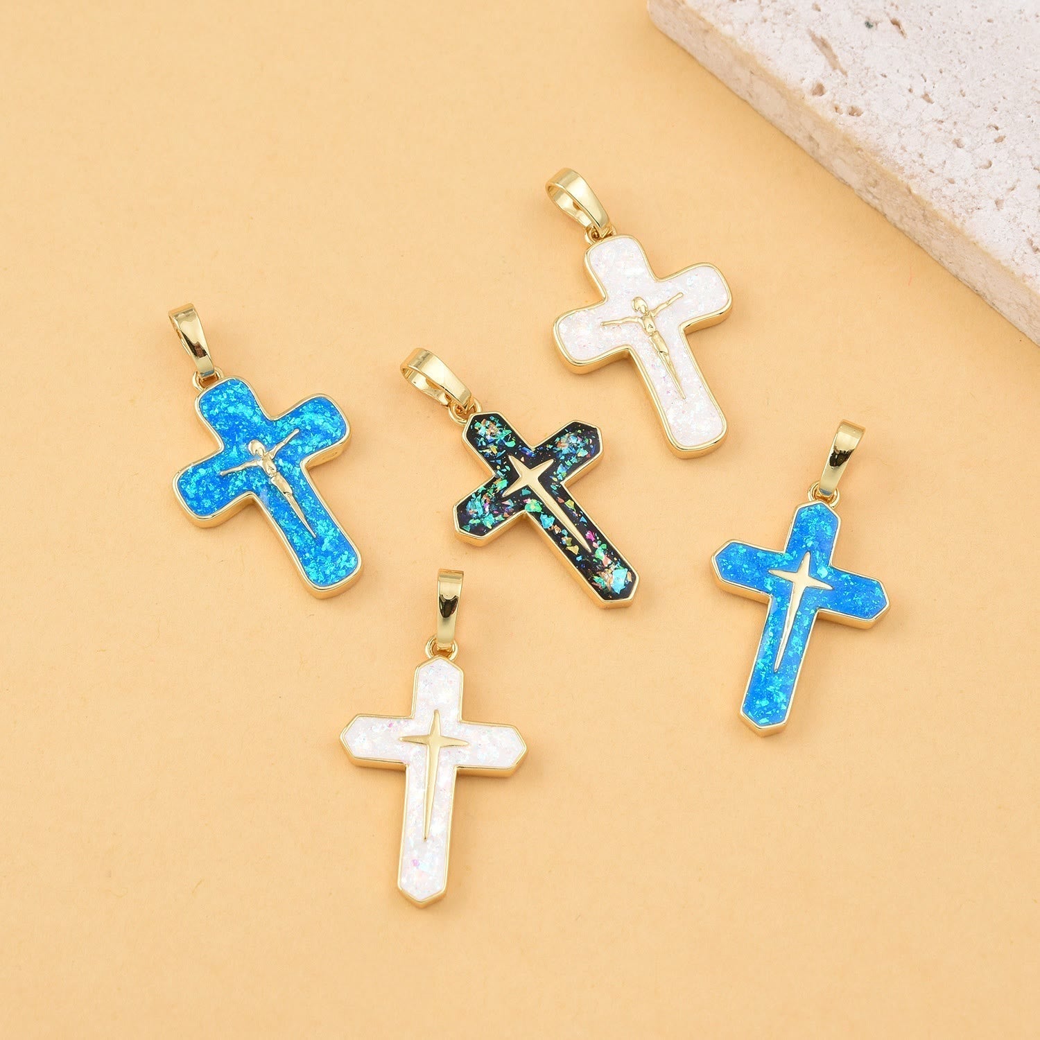 Collar con Dije de la Crucifixión en Cobre Estilo Minimalista