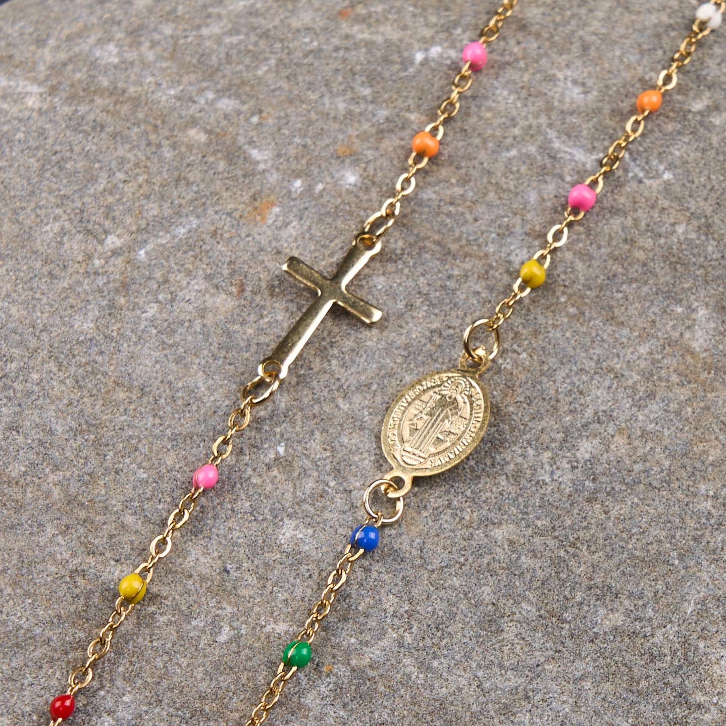 Collar de Cadena Clavicular Colorido con Cruz y 5 Opciones de Medalla Estilo Elegante