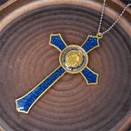 Collar con Dije Crucifijo Artesanal Grande Rojo/Azul Estilo Clásico (5 colores)