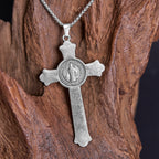 Collar de Aleación con Dije Crucifijo de Jesús e Ícono de San Benito Estilo Clásico
