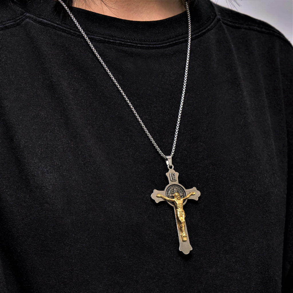 Collar de Aleación con Dije Crucifijo de Jesús e Ícono de San Benito Estilo Clásico