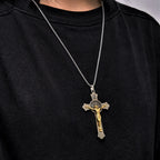 Collar de Aleación con Dije Crucifijo de Jesús e Ícono de San Benito Estilo Clásico