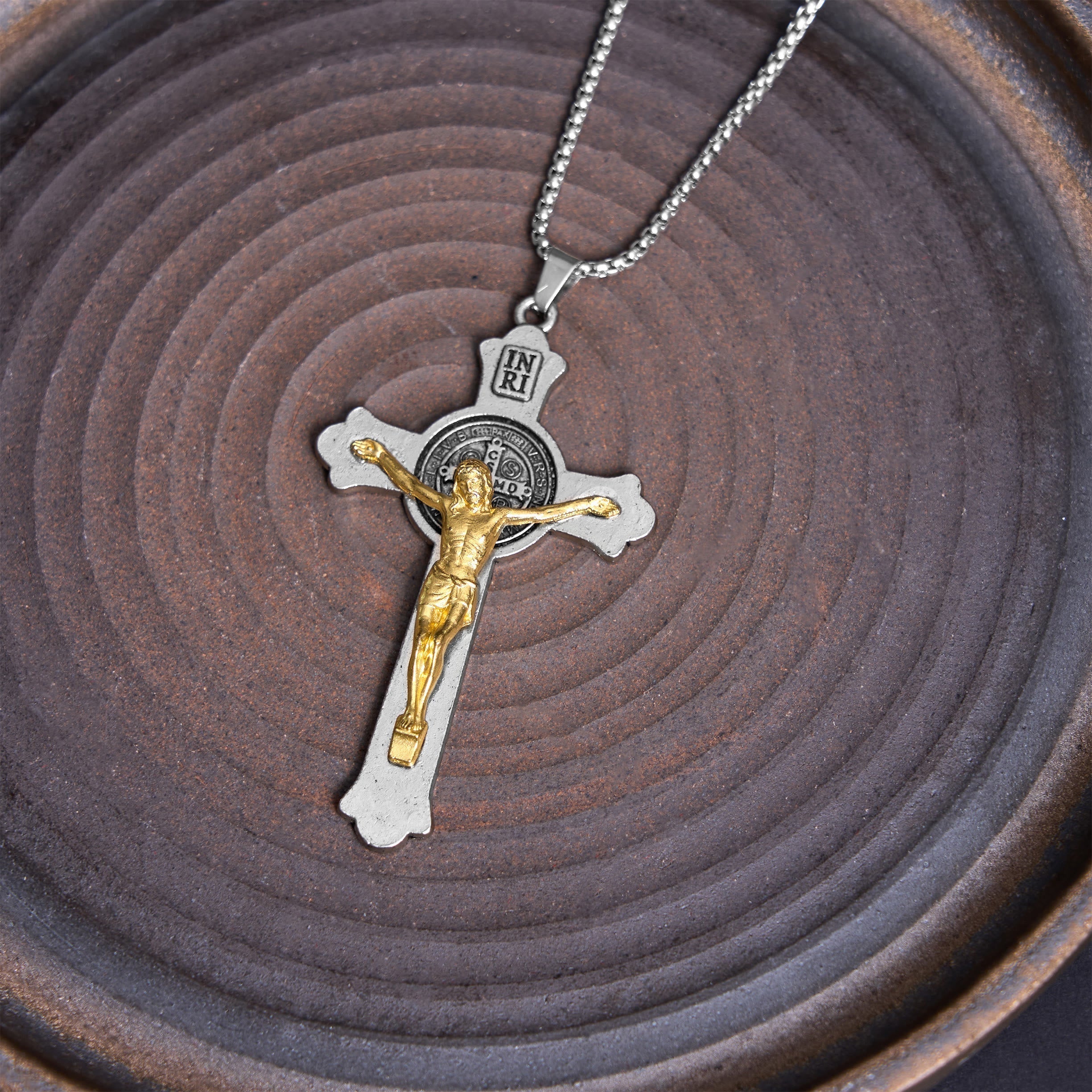 Collar de Aleación con Dije Crucifijo de Jesús e Ícono de San Benito Estilo Clásico
