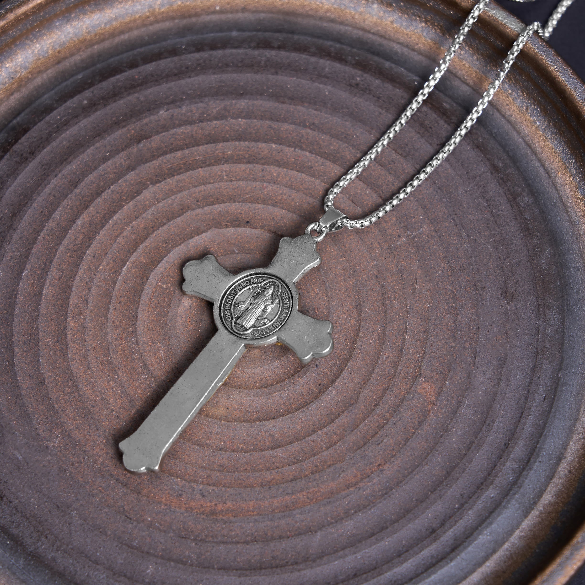 Collar de Aleación con Dije Crucifijo de Jesús e Ícono de San Benito Estilo Clásico