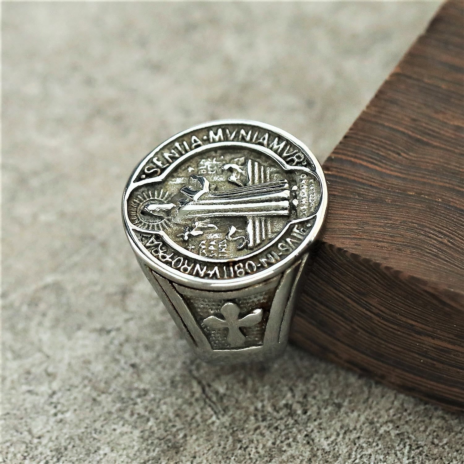 Anillo de Acero de Titanio de Protección de San Benito Estilo Retro Clásico
