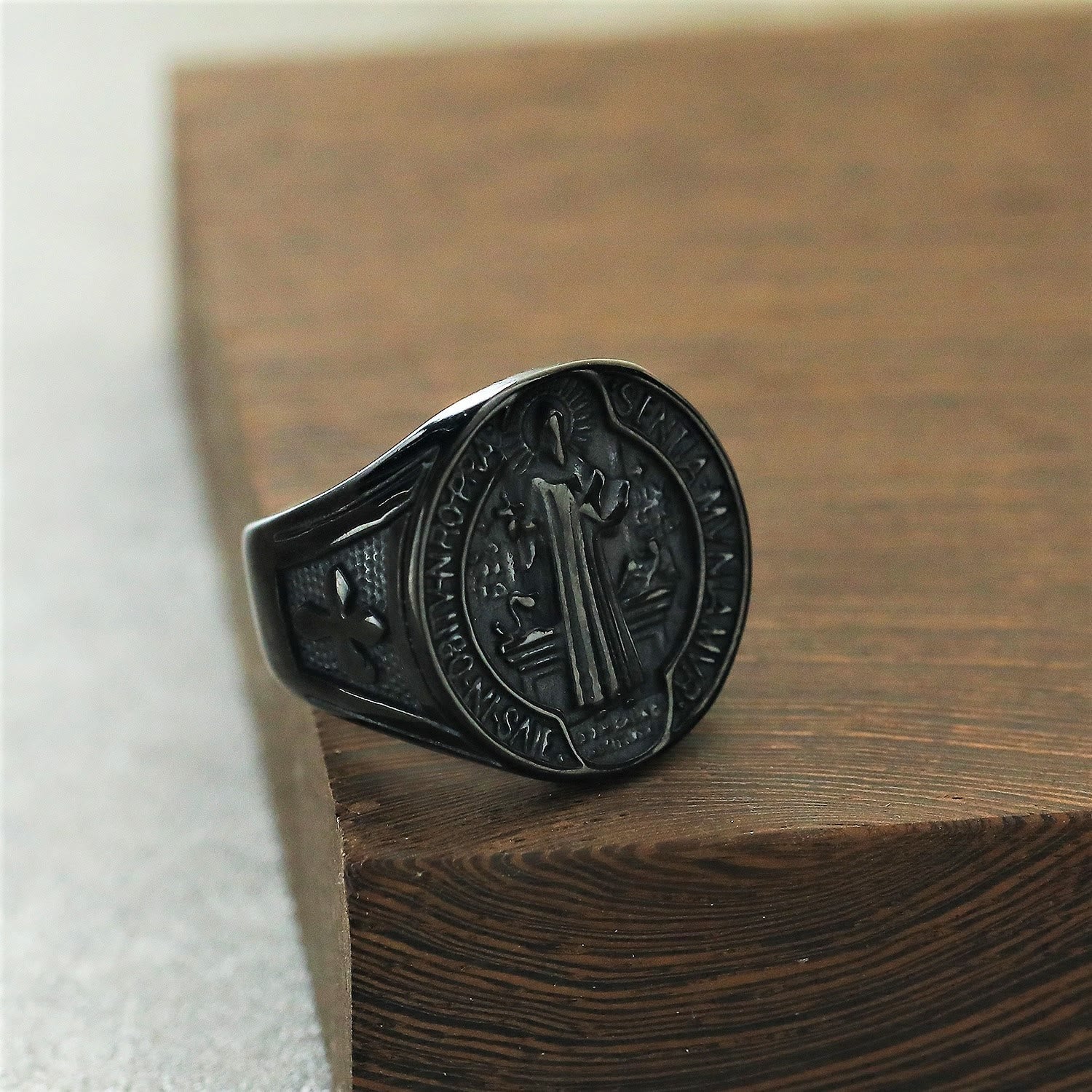 Anillo de Acero de Titanio de Protección de San Benito Estilo Retro Clásico