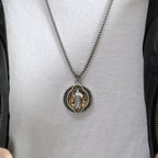 Collar con Dije de Protección Sagrada de San Benito Artesanal Estilo Retro Clásico