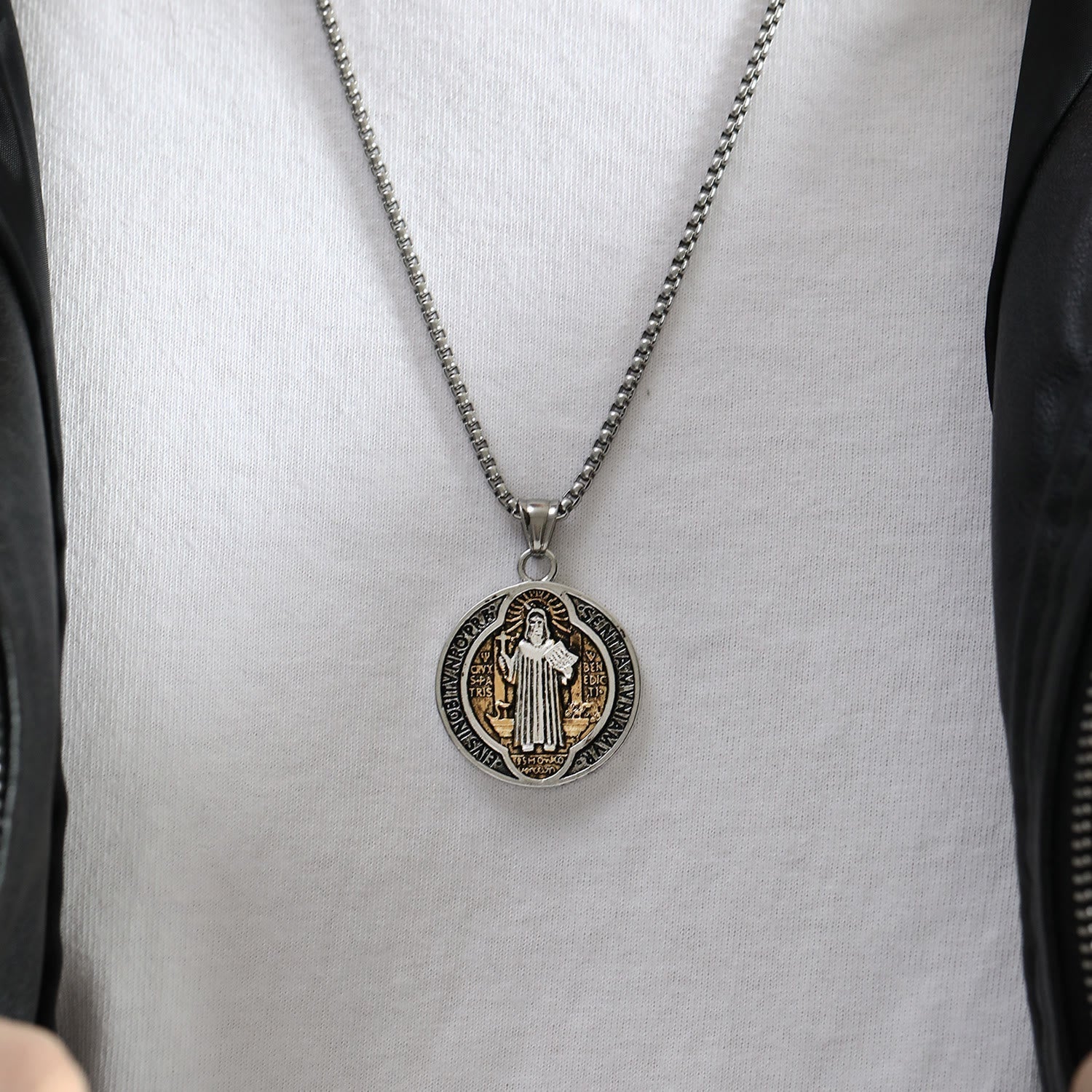 Collar con Dije de Protección Sagrada de San Benito Artesanal Estilo Retro Clásico