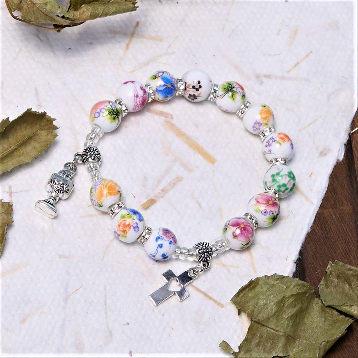 Pulsera de Una Decena de Cuentas de Cerámica de Colores con Santo Cáliz