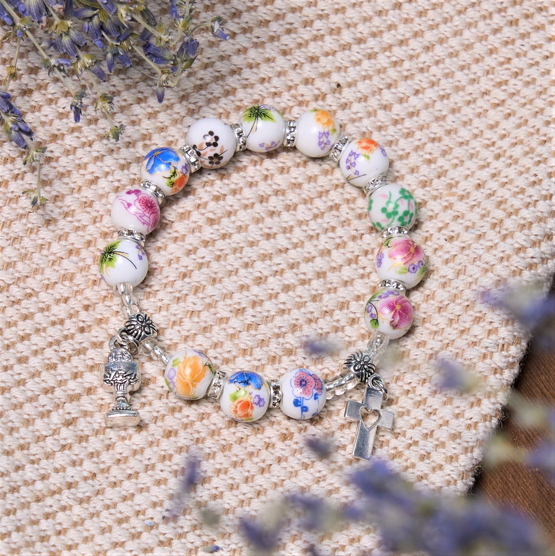 Pulsera de Una Decena de Cuentas de Cerámica de Colores con Santo Cáliz