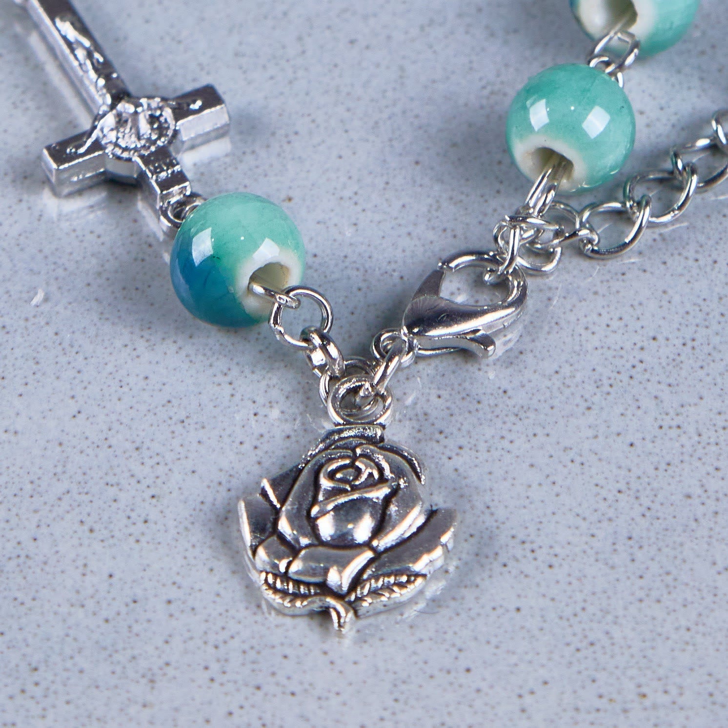 Pulsera de Cuentas de Cerámica Verde con Rosa y Crucifijo "Floración Alegre"
