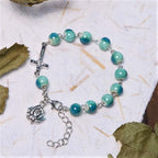 Pulsera de Cuentas de Cerámica Verde con Rosa y Crucifijo "Floración Alegre"