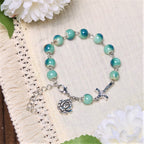 Pulsera de Cuentas de Cerámica Verde con Rosa y Crucifijo "Floración Alegre"