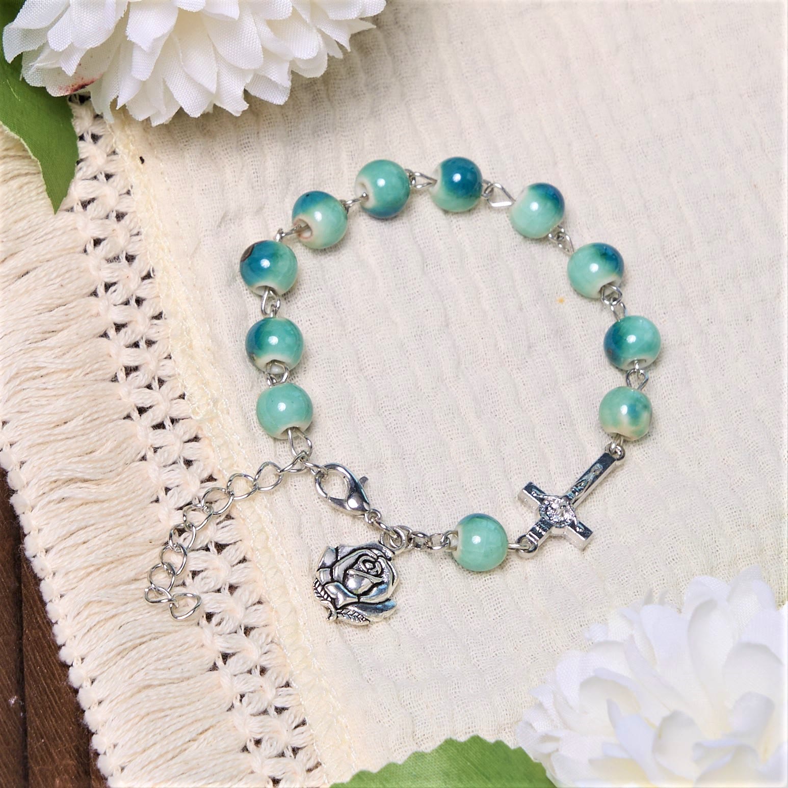 Pulsera de Cuentas de Cerámica Verde con Rosa y Crucifijo "Floración Alegre"