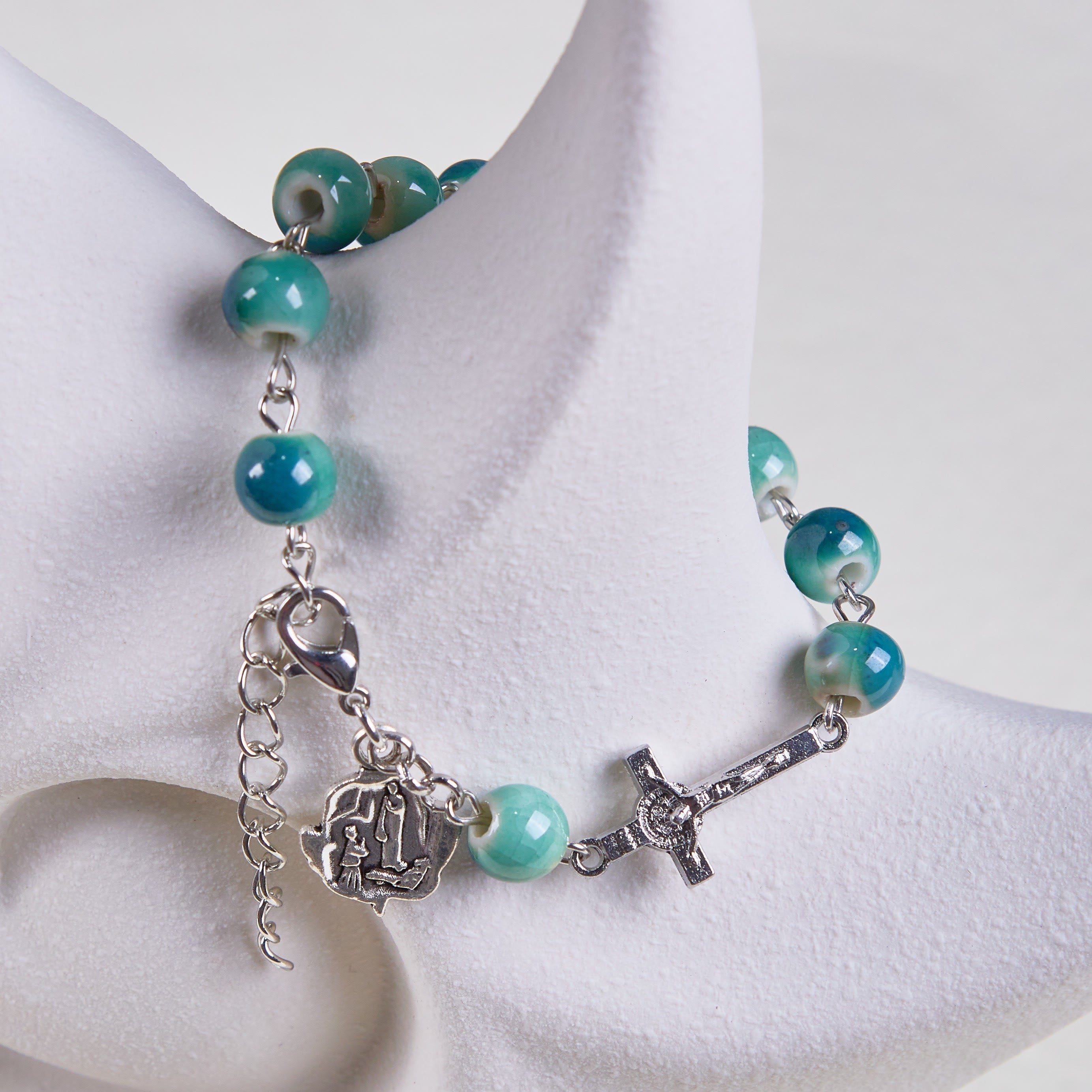 Pulsera de Cuentas de Cerámica Verde con Rosa y Crucifijo "Floración Alegre"