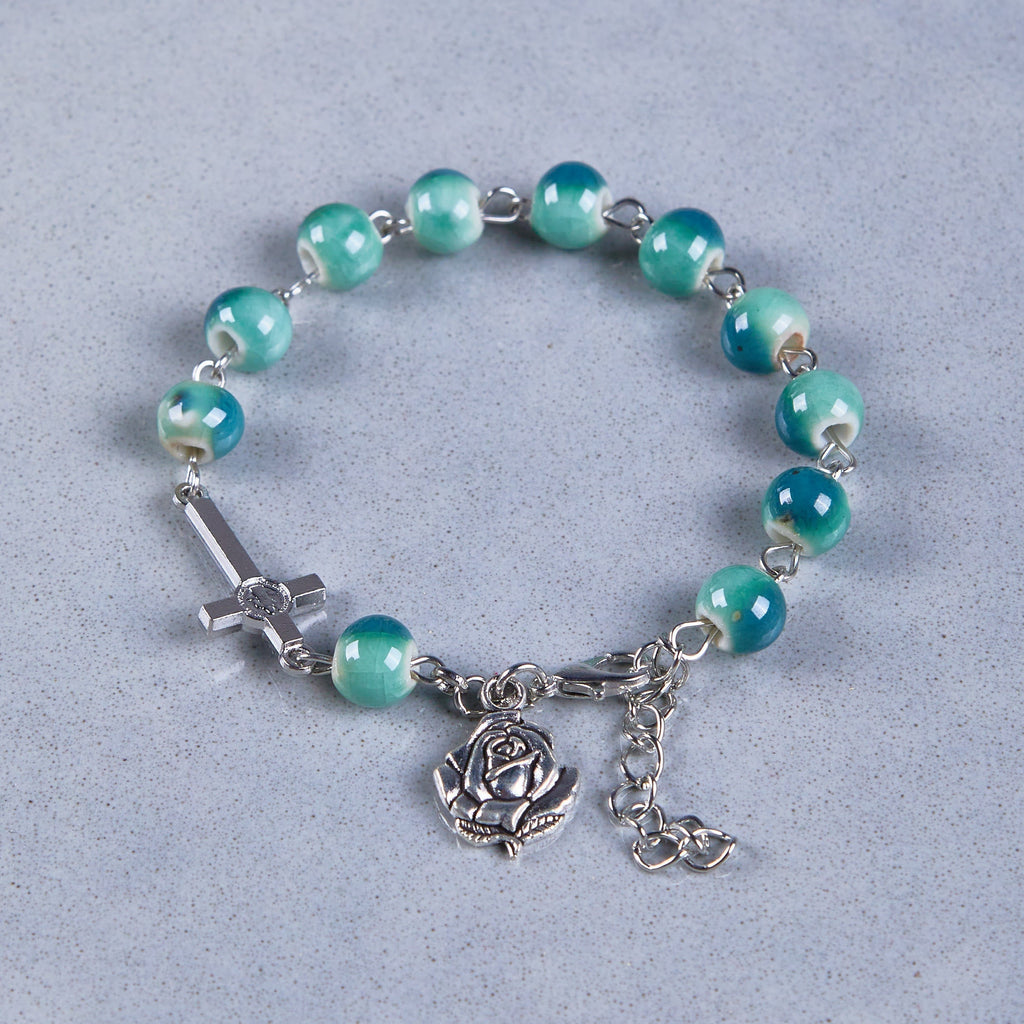 Pulsera de Cuentas de Cerámica Verde con Rosa y Crucifijo "Floración Alegre"
