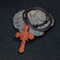 Collar con Dije de Palisandro Crucifijo con Volutas de Protección Sagrada Estilo Clásico