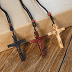 Collar de Madera con Crucifijo de Jesús