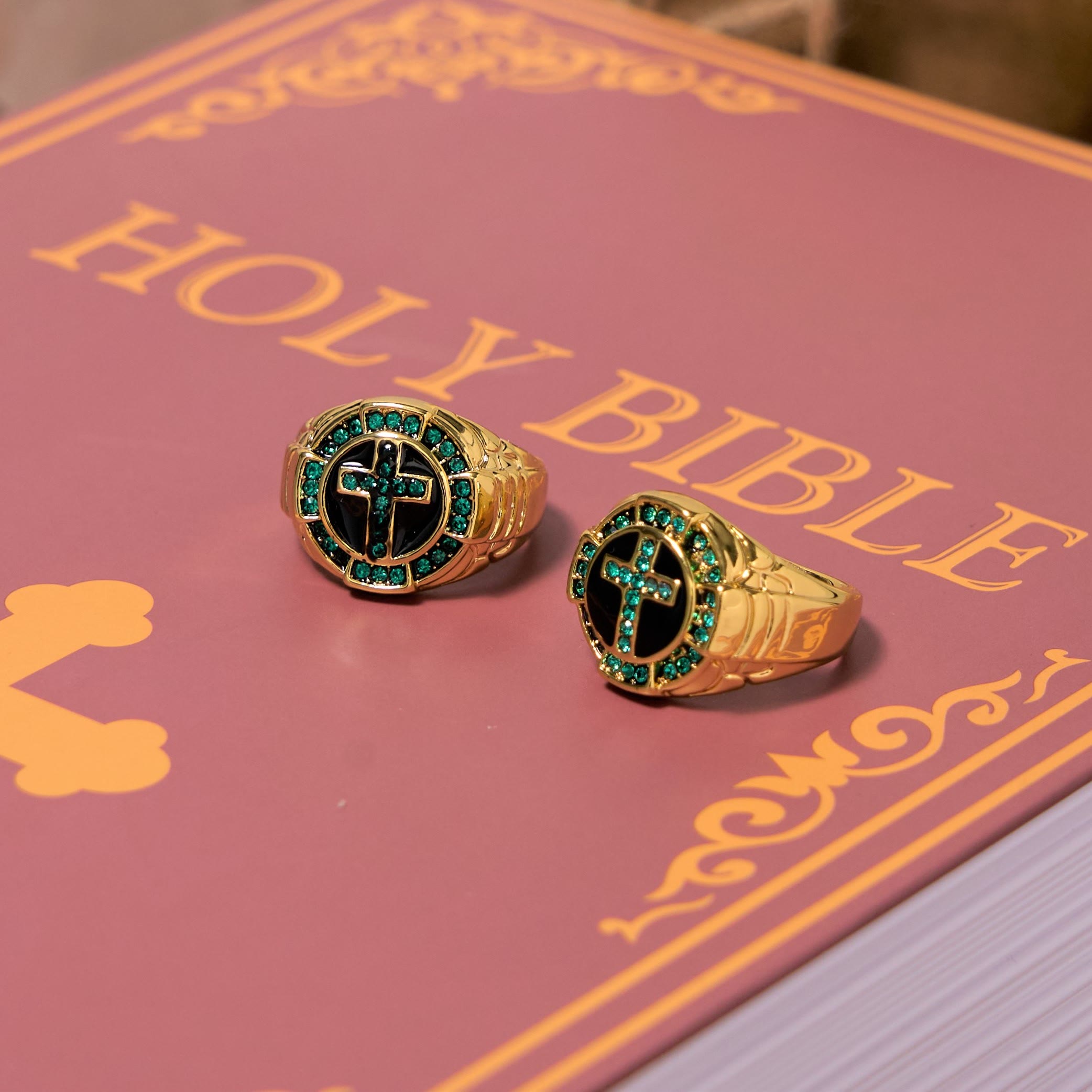 Anillo de Aleación Dorada con Cruz de Gemas Verdes Estilo Retro