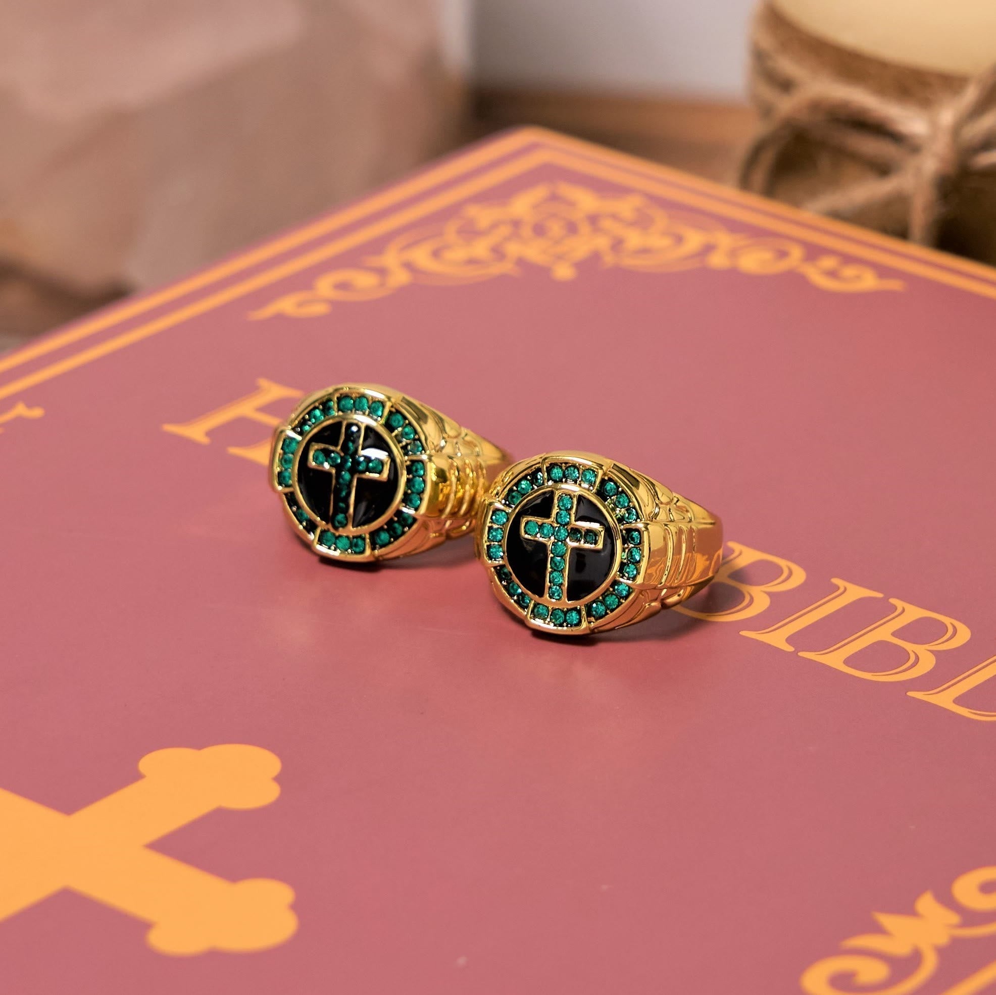Anillo de Aleación Dorada con Cruz de Gemas Verdes Estilo Retro