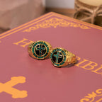 Anillo de Aleación Dorada con Cruz de Gemas Verdes Estilo Retro