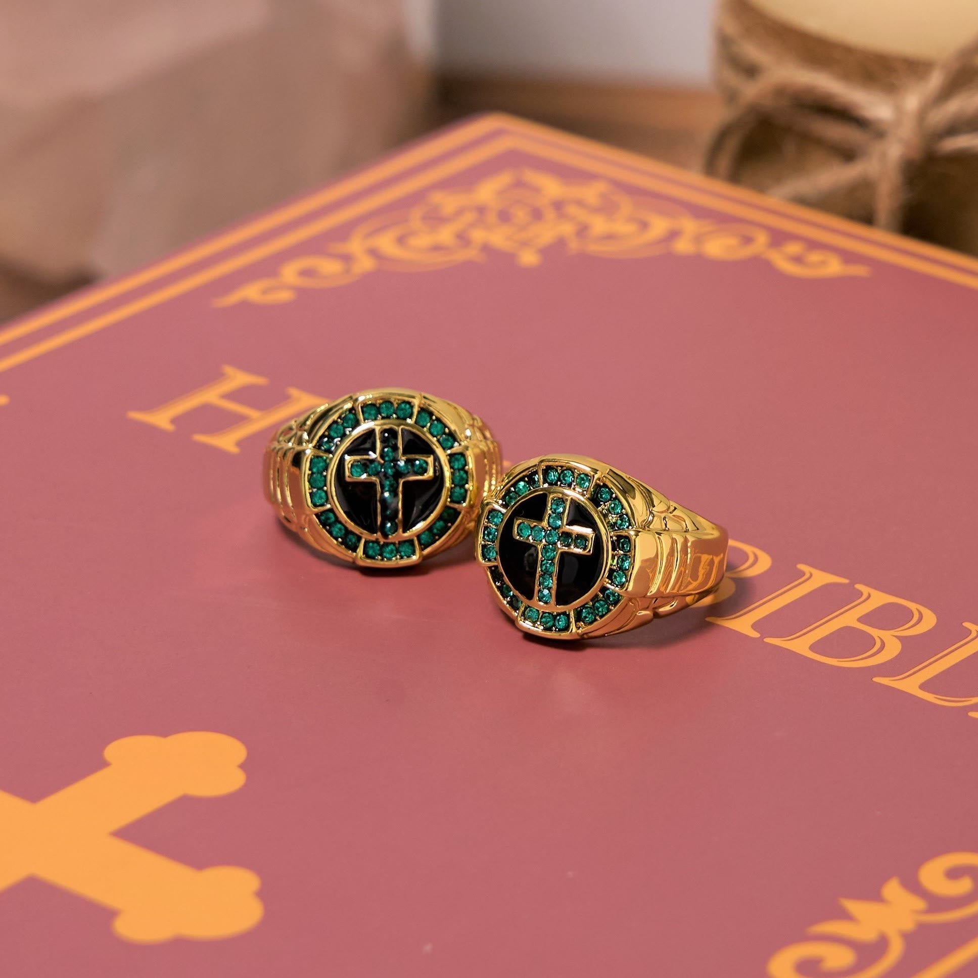 Anillo de Aleación Dorada con Cruz de Gemas Verdes Estilo Retro