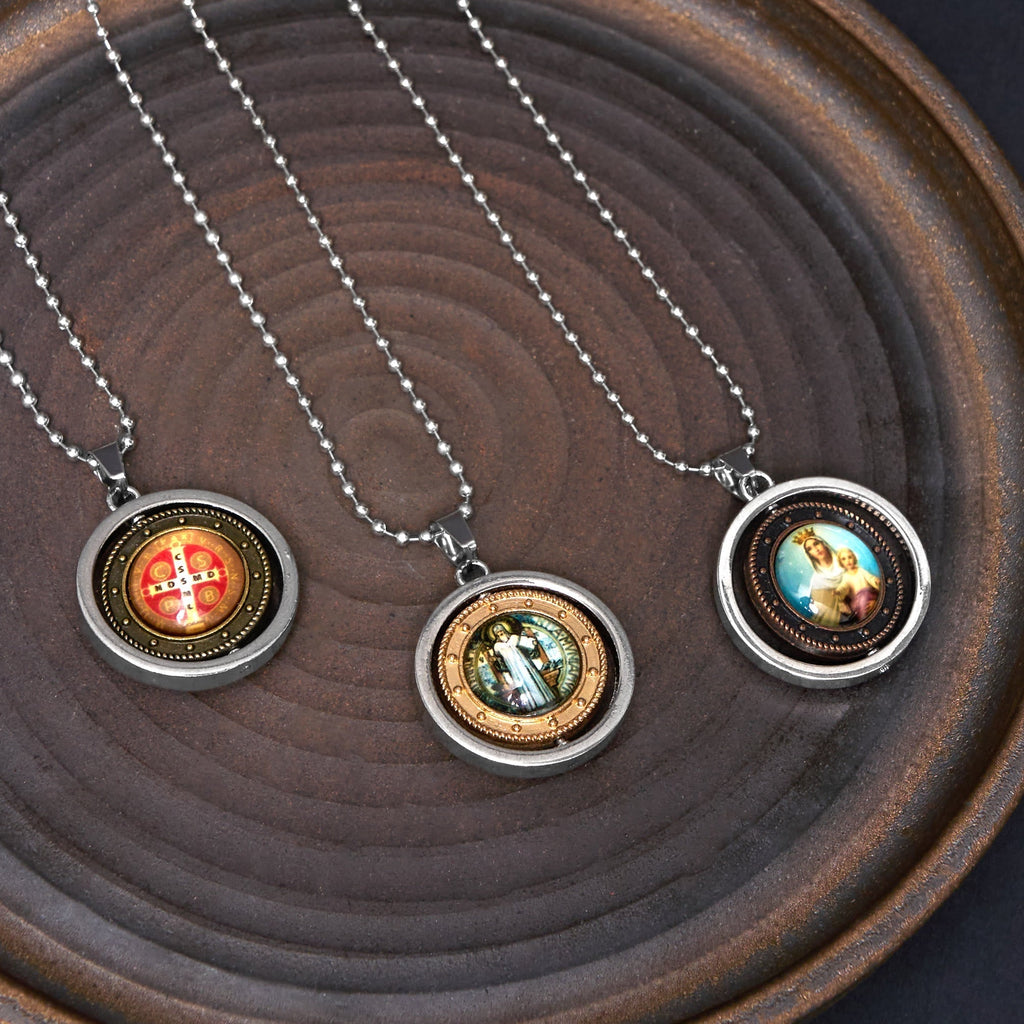 Collar con Dije Giratorio de Íconos de Jesús, San Benito y la Virgen María Estilo Retro