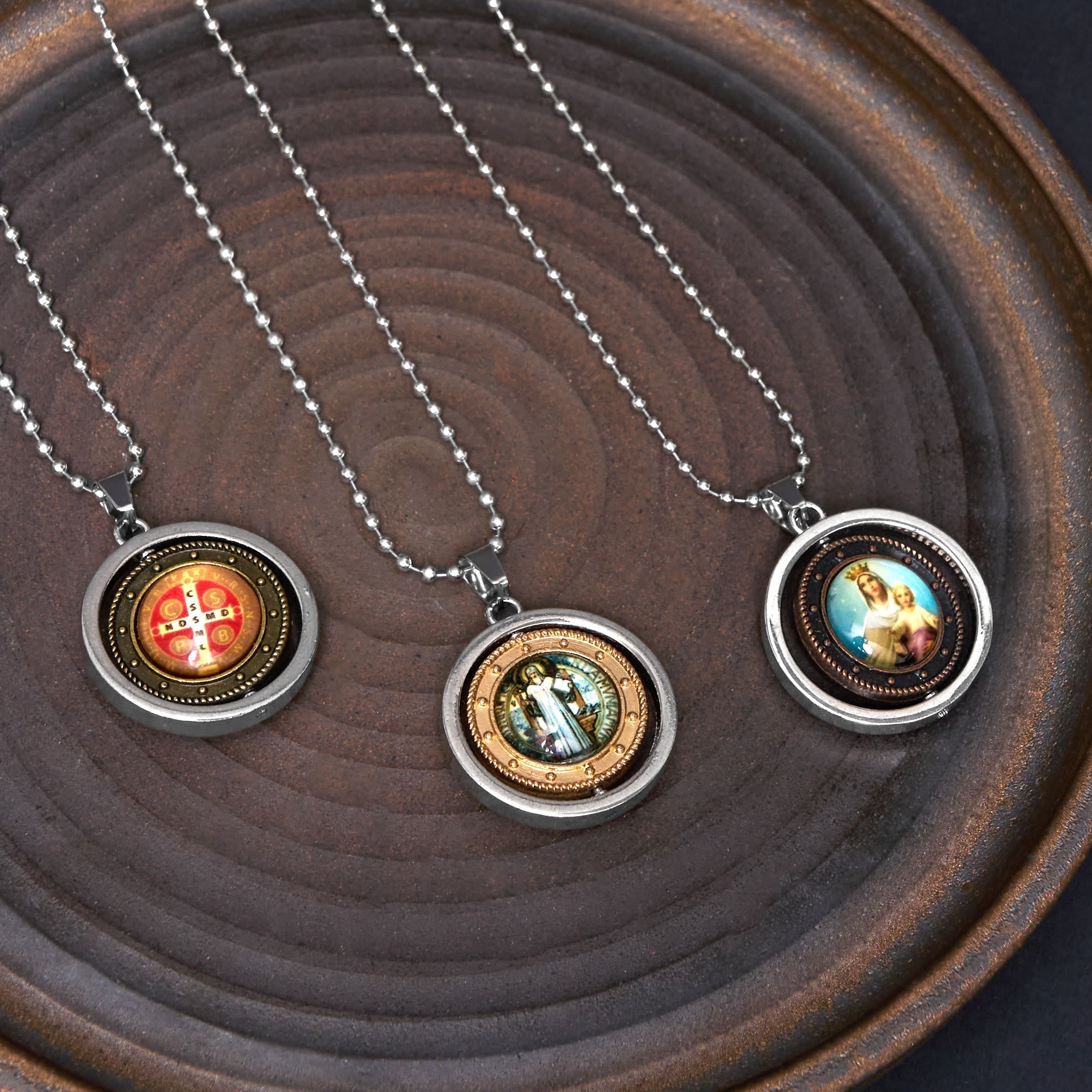 Collar con Dije Giratorio de Íconos de Jesús, San Benito y la Virgen María Estilo Retro