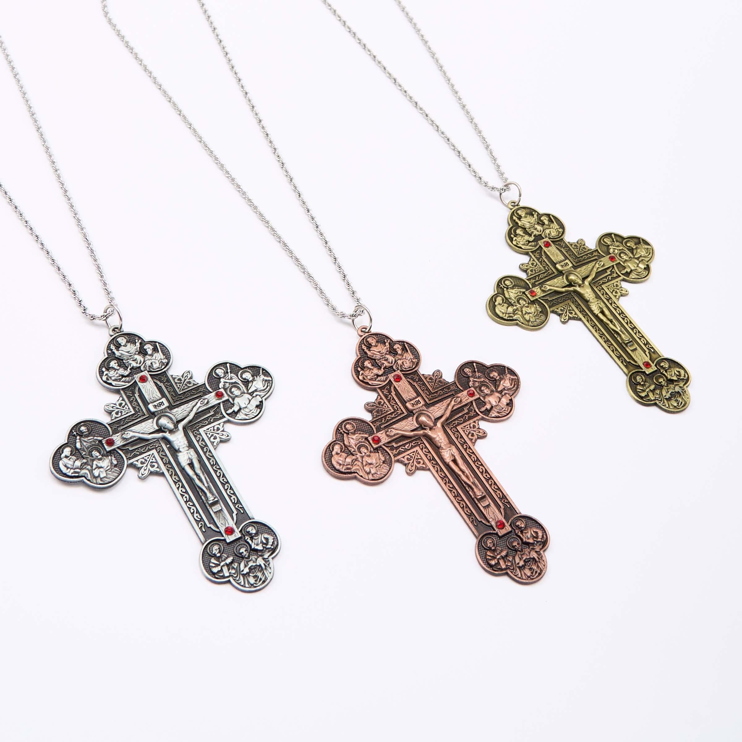 Collar con Dije Crucifijo Ornamentado con Iconografía de Todos los Santos y Gemas Rojas