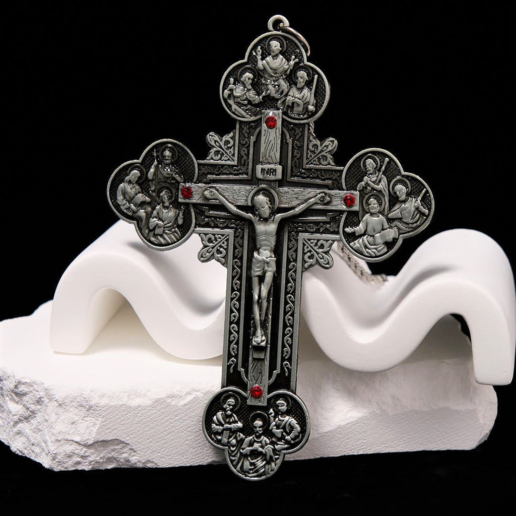 Collar con Dije Crucifijo Ornamentado con Iconografía de Todos los Santos y Gemas Rojas