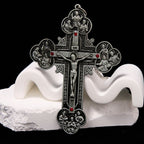 Collar con Dije Crucifijo Ornamentado con Iconografía de Todos los Santos y Gemas Rojas