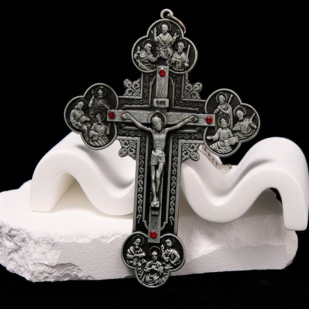 Collar con Dije Crucifijo Ornamentado con Iconografía de Todos los Santos y Gemas Rojas