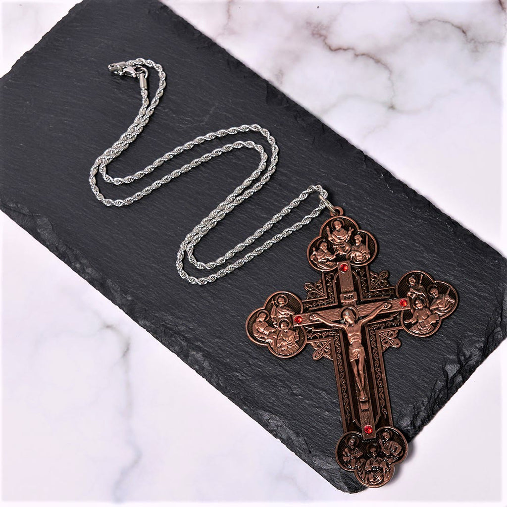 Collar con Dije Crucifijo Ornamentado con Iconografía de Todos los Santos y Gemas Rojas
