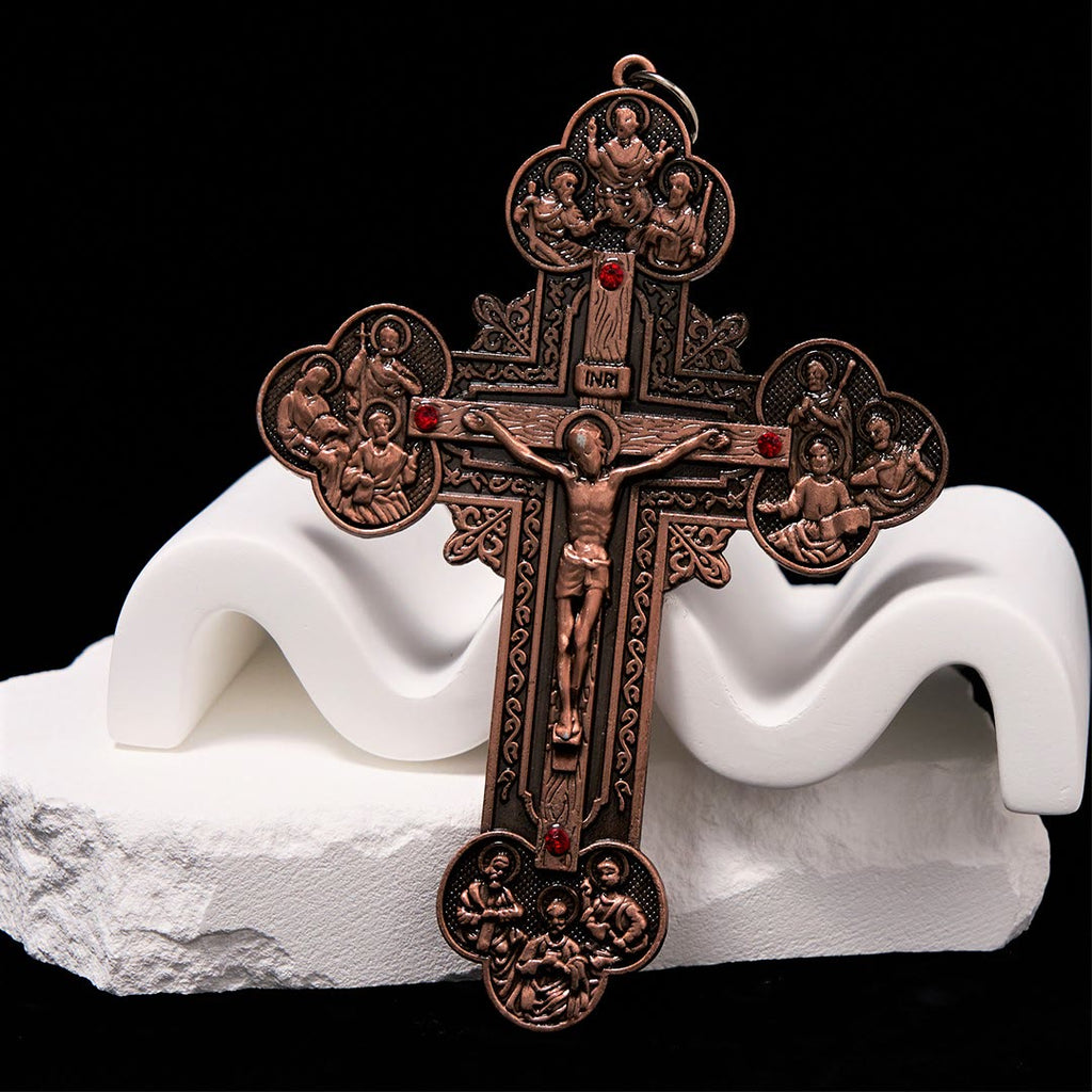 Collar con Dije Crucifijo Ornamentado con Iconografía de Todos los Santos y Gemas Rojas