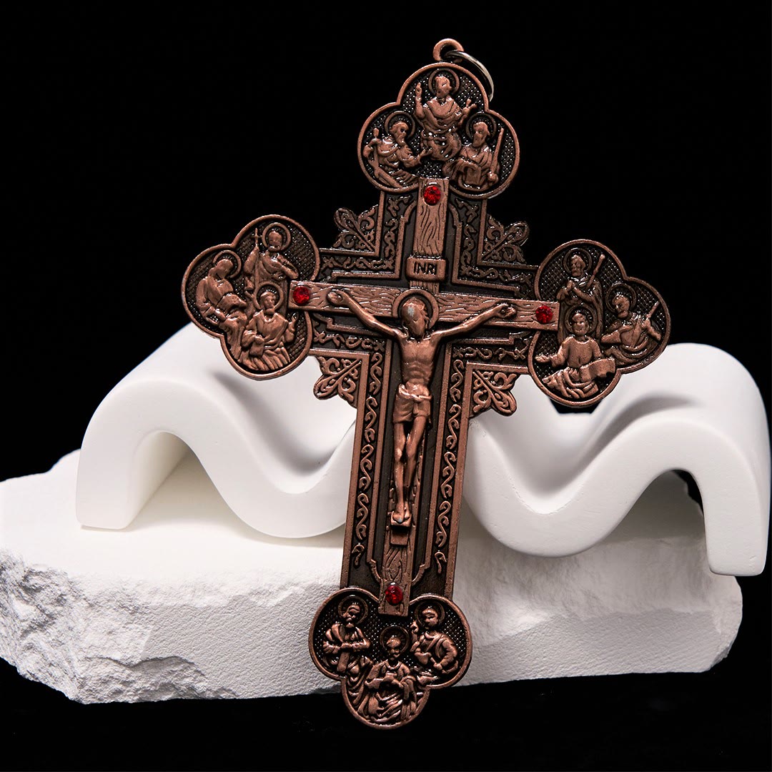Collar con Dije Crucifijo Ornamentado con Iconografía de Todos los Santos y Gemas Rojas