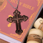 Collar con Dije Crucifijo Ornamentado con Iconografía de Todos los Santos y Gemas Rojas