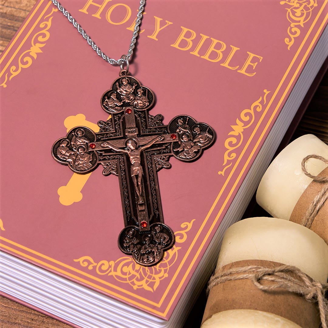 Collar con Dije Crucifijo Ornamentado con Iconografía de Todos los Santos y Gemas Rojas